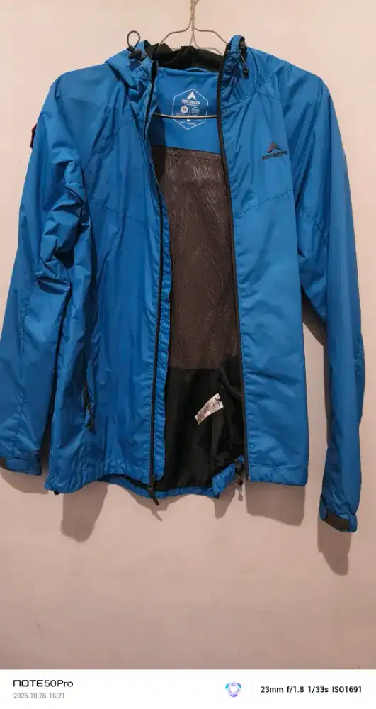 Jaket Gunung merk Eiger