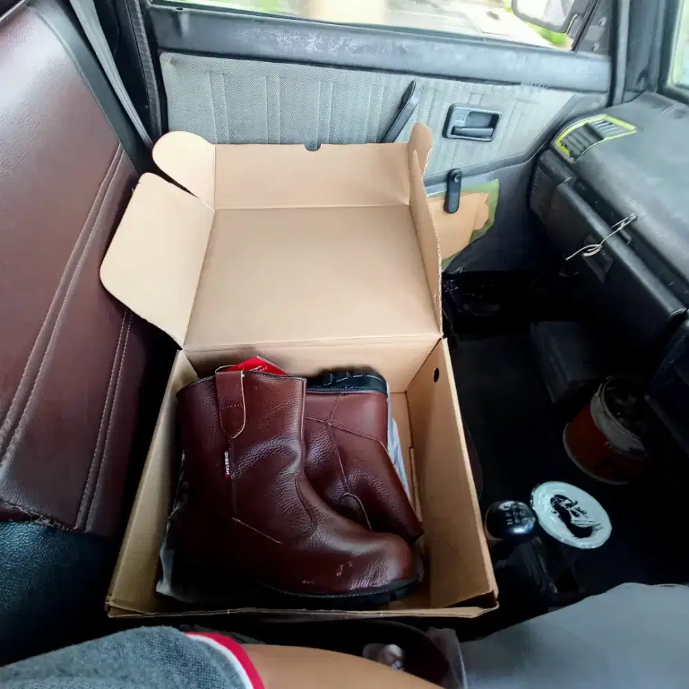 Sepatu sefty merek cheetah uk 39 dan 42