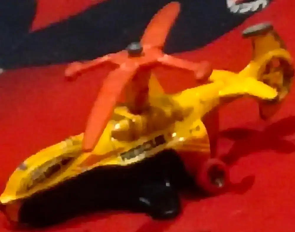 Mainan helikopter hot wheels bekas