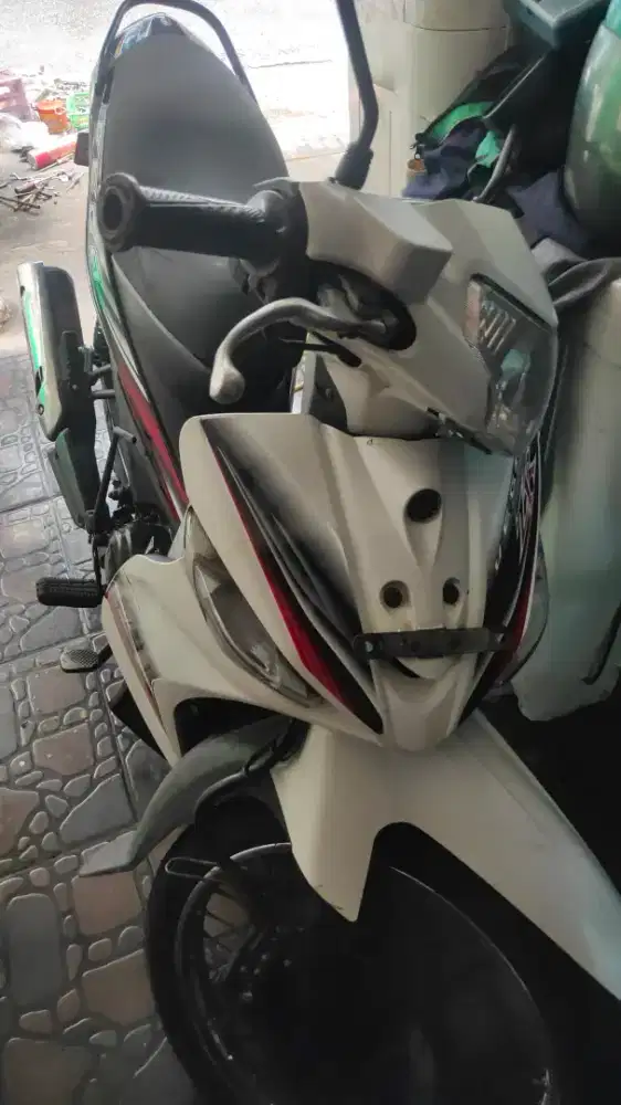 Vega zr 2012 putih hitam