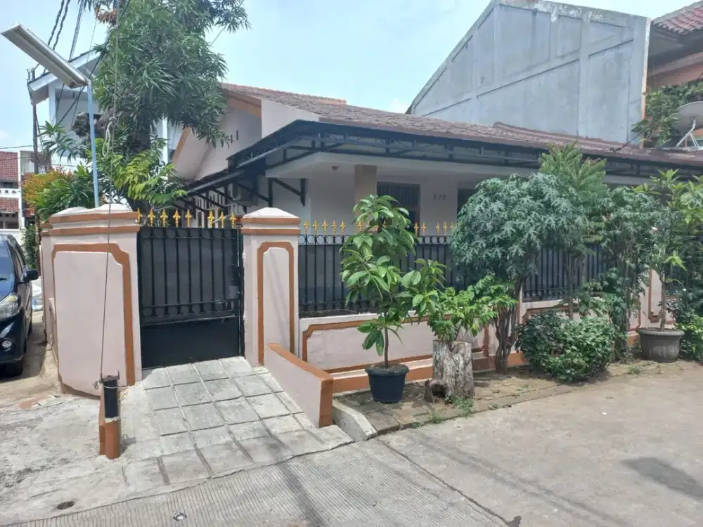 Rumah 1,5 lantai terawat lebar 12 meter komplek peruri mencong ciledug tangerang