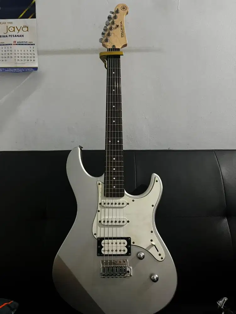 Guitar yamaha pacifica dan ampli