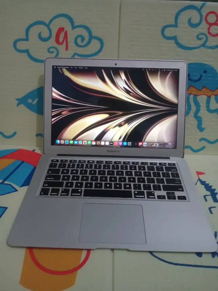 MacBook air 13 inch 2017 
keyboard nyala
Core i5
Ram 8 GB
SSD 128 GB