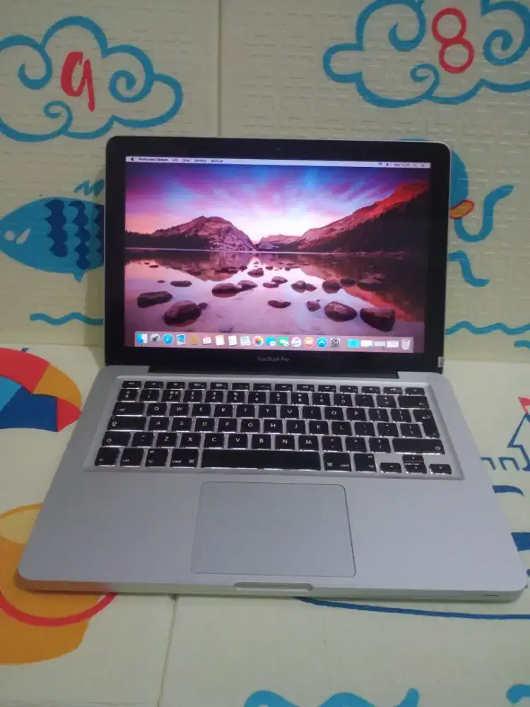 MacBook pro 2012
Keyboard nyala 
Intel Core i5
Ram 8 GB
SSD 128 GB