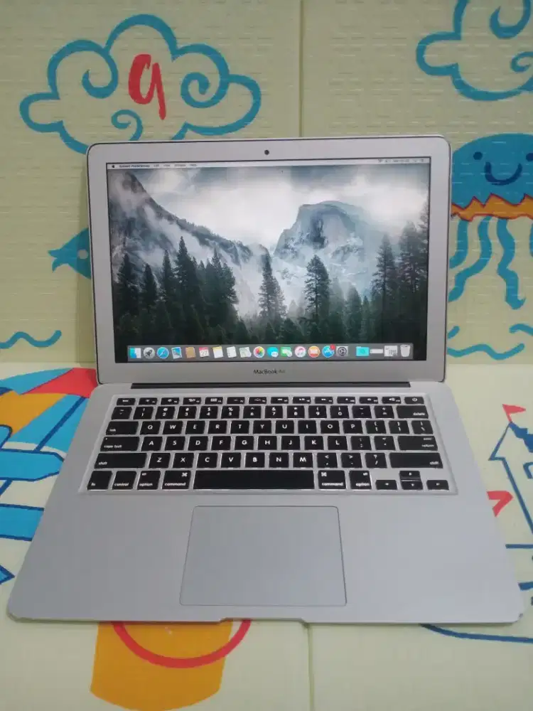 MacBook Air 13 inch 2015 
Keyboard nyala Core i5
Ram 8 GB
Ssd 128 GB
