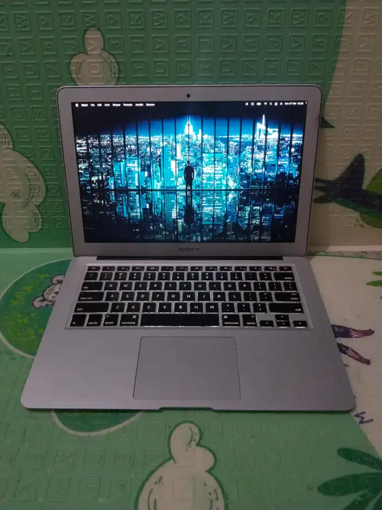 MacBook Air 13 inch 2014 
Keyboard nyala Core  i7
Ram 8 GB
SSD 128 GB