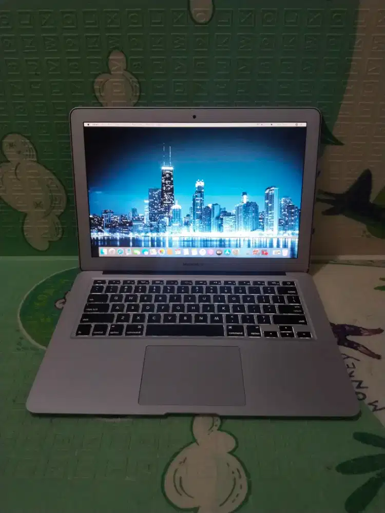 MacBook Air 13 inch 2012
Keyboard Nyala Core i5
Ram 4 GB
SSD 256 GB