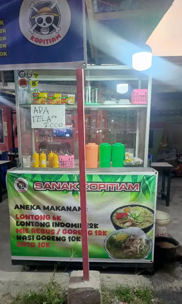 Etalase lontong