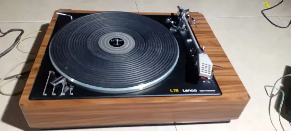 Turntable Lenco L78
Seperti baru