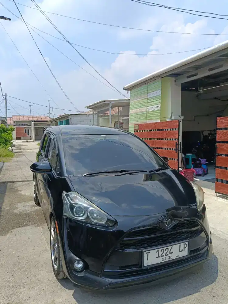 Toyota Sienta V MT