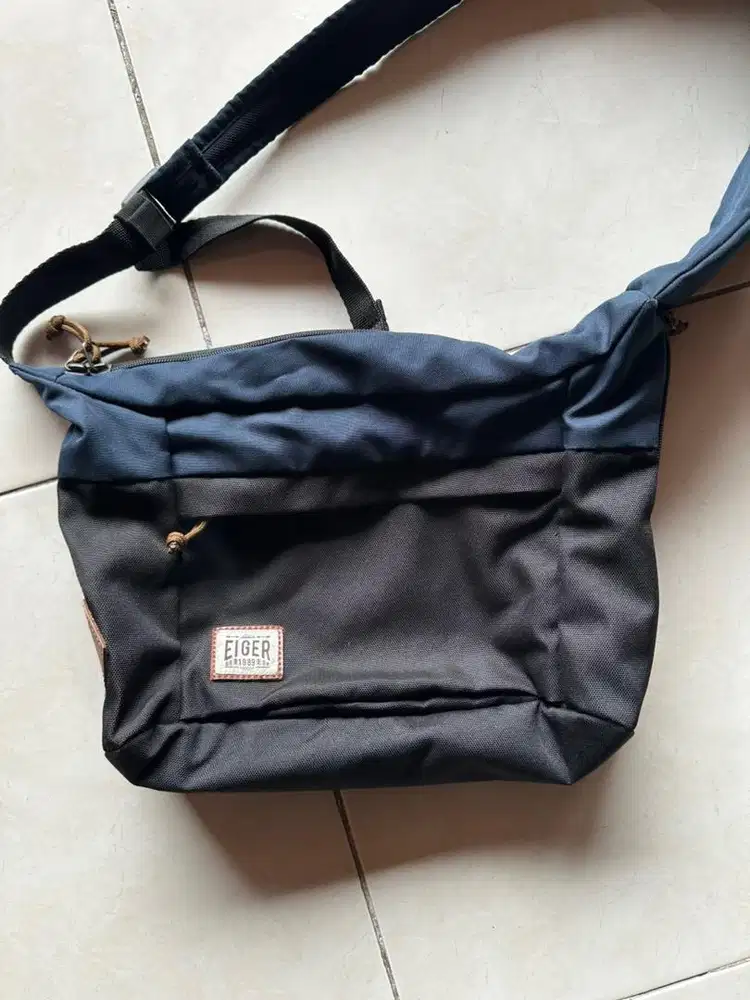 Tas Eiger Navy Black