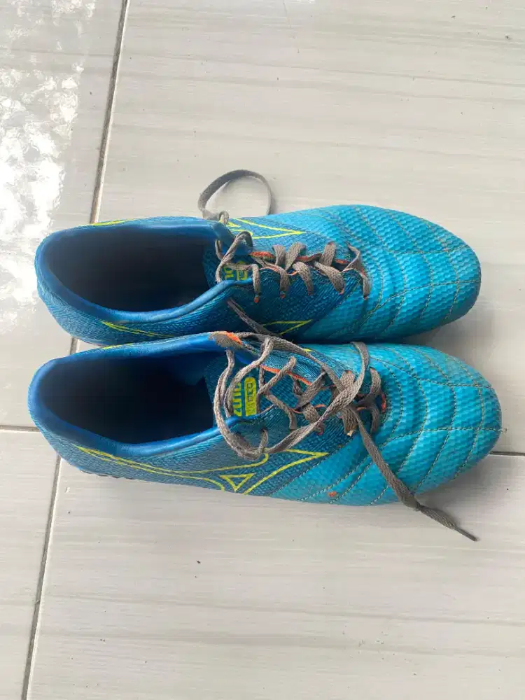 sepatu bola mizuno