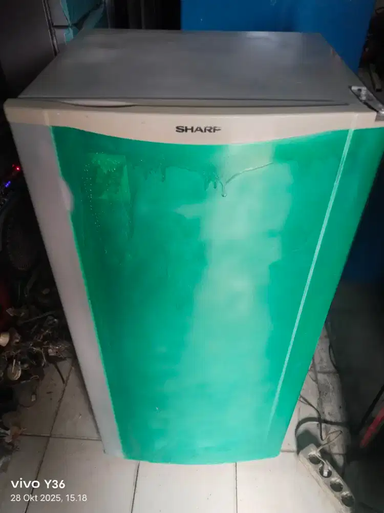 Di jual cepat kulkas 1 pintu sharp