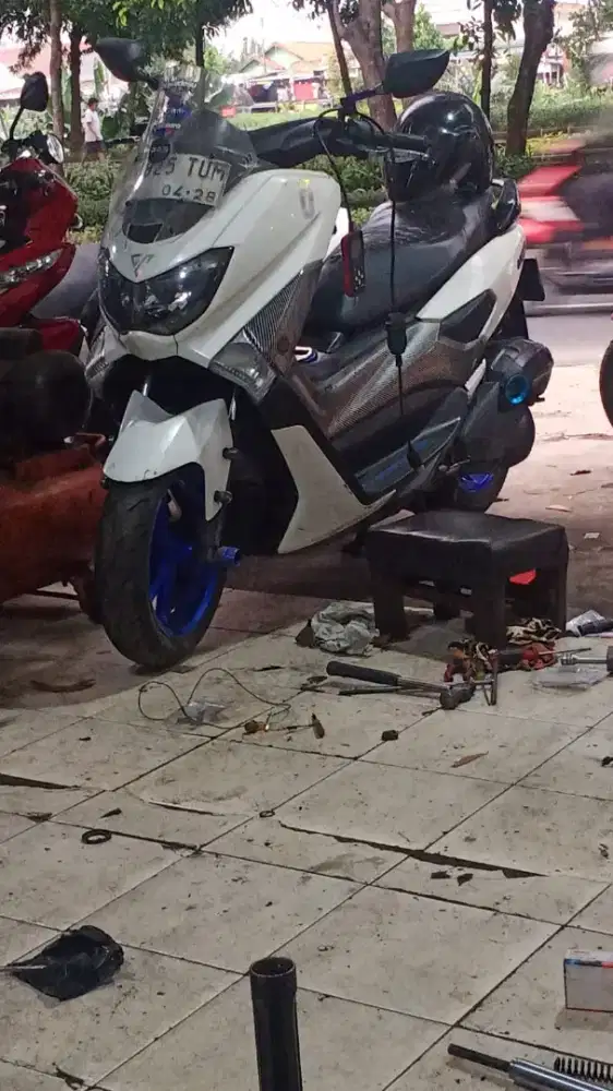 Jual motor nmax old warna putih kalau berminat