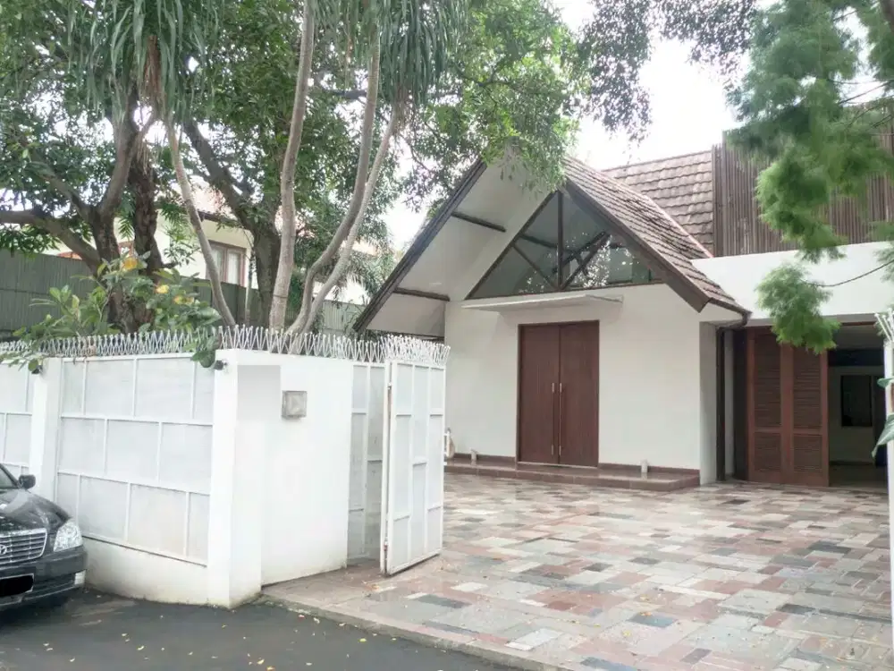 Dijual rumah bagus Jl Benda, Kemang. Bebas Banjir Luas Tanah: 1,000m2 Luas Bangunan: 1400m2. Very large garden Very high ceiling Very large Swimming p