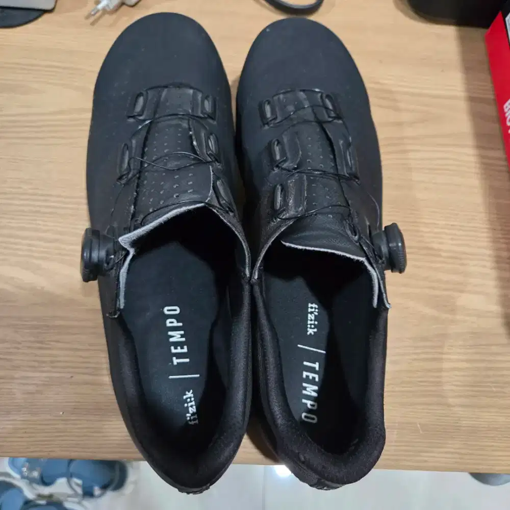Sepatu sepeda roadbike fizik tempo R4