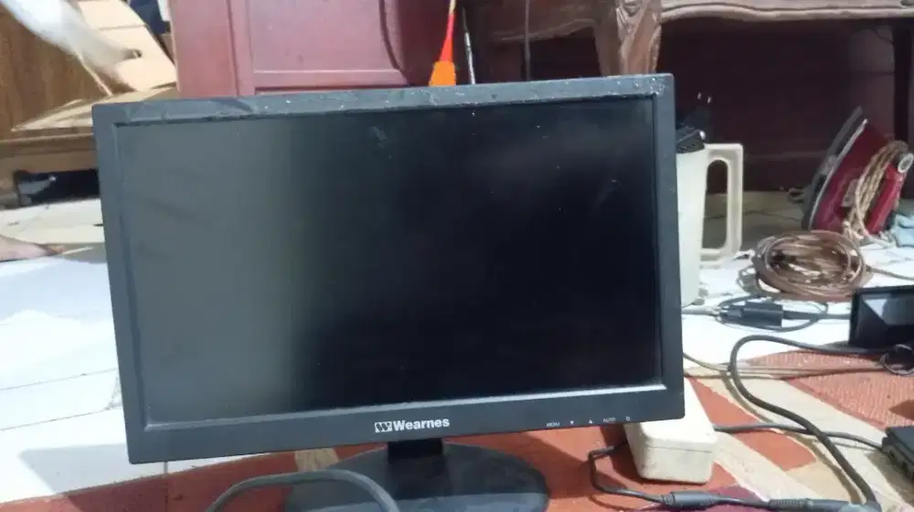 Monitor 16 inch WEARNEST kondisi normal no minus