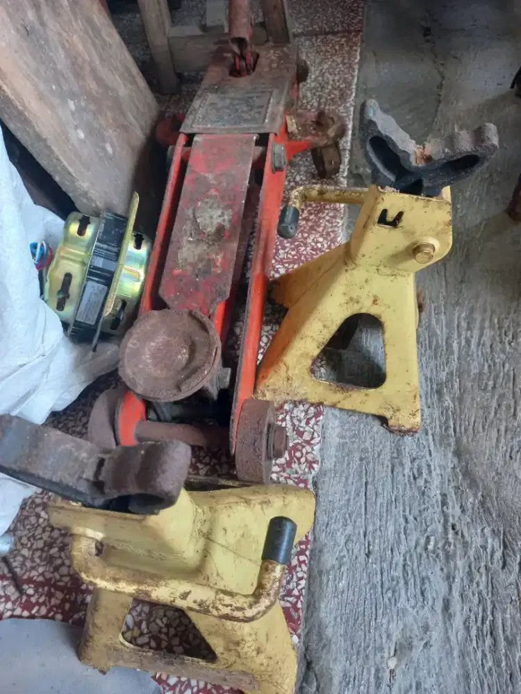 Dongkrak mobil kondisi siap pakai
