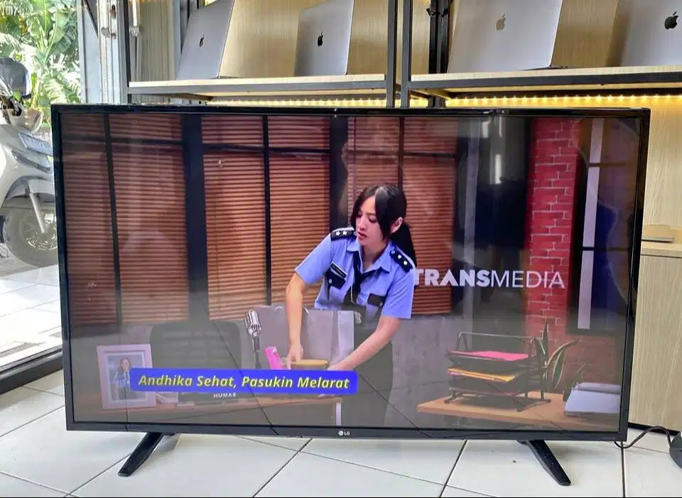LED LG 49 Inch Smart TV – Bisa YouTube & Internetan, Layar Jernih