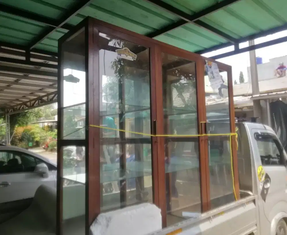 Lemari pajang hiasan antik jaman belanda