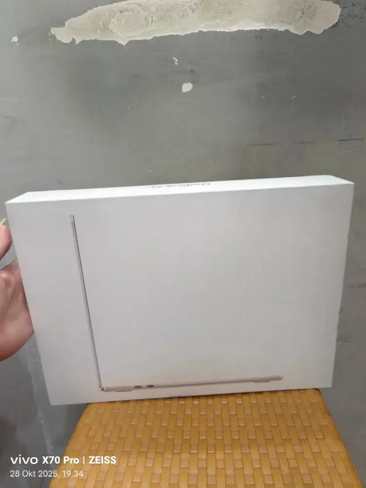 Macbook Air M4 13-iNch 16/256gb baru segel BNIB Garansi inter resmi,