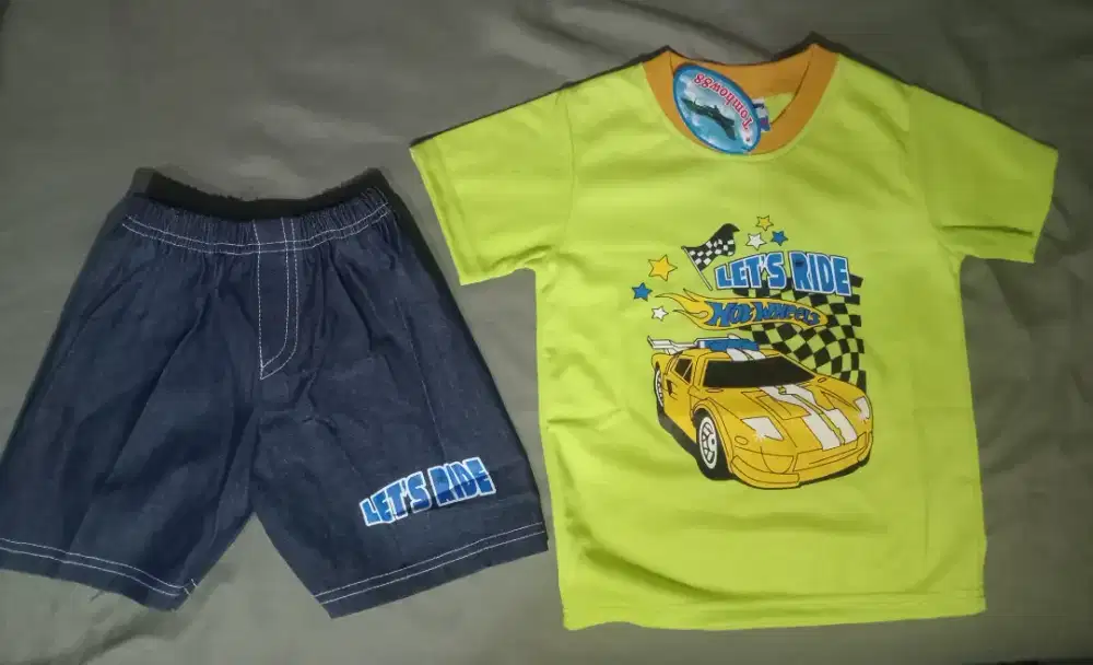 Setelan kaos anak laki-laki