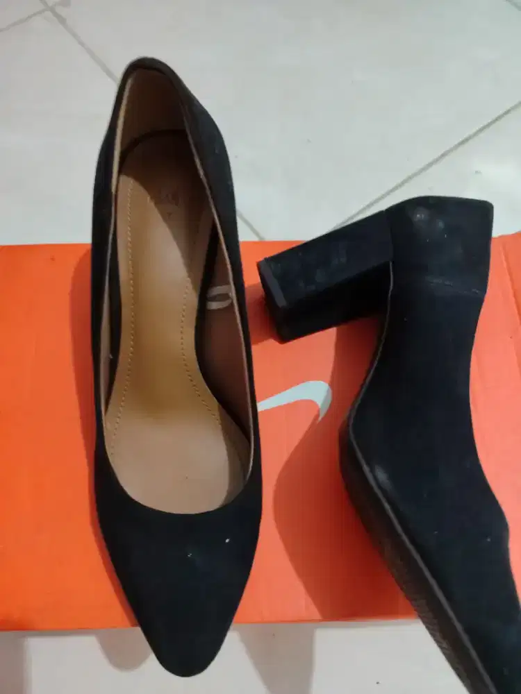 Sepatu hels hm warna hitam
