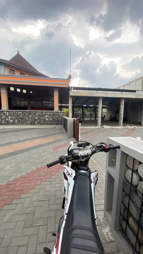 CRF 2021 PLAT Z (Sumedang) warna asli hitam di foto decal