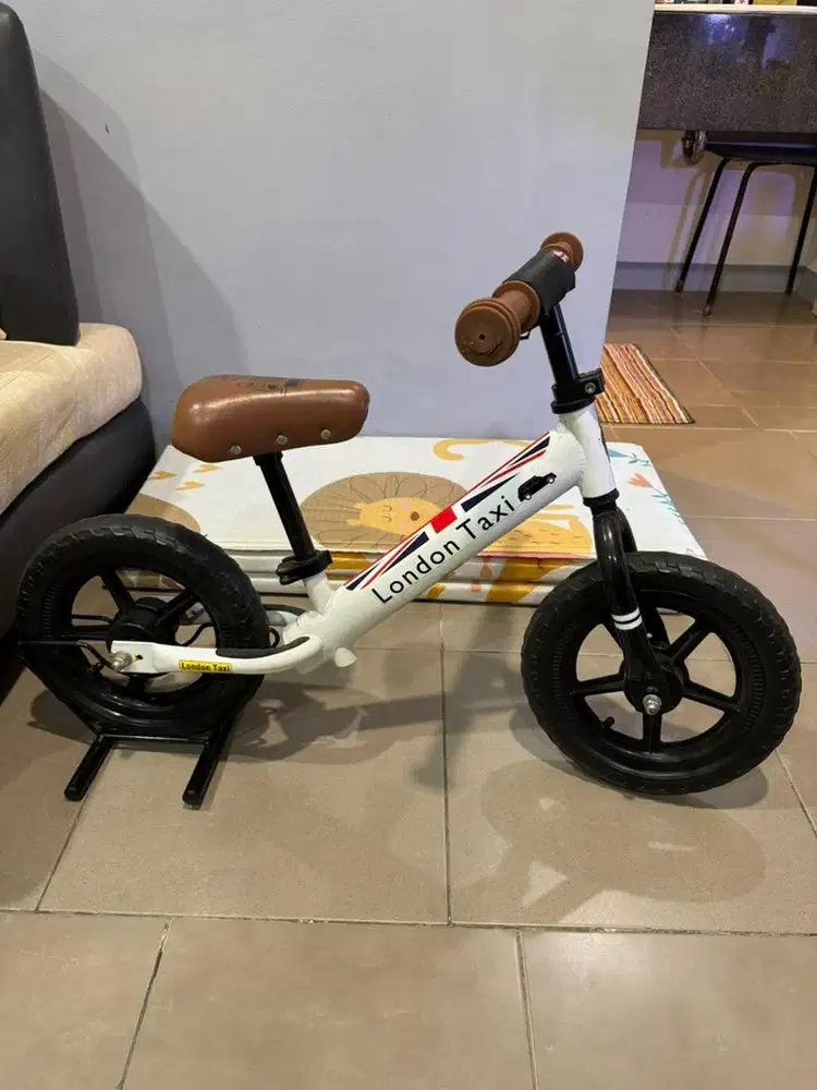 Preloved London Taxi KickBike Jarang Pakai