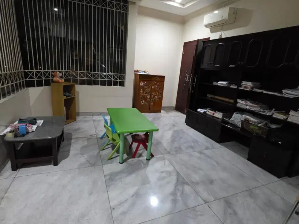 DISEWA RUMAH JLN UTAMA UKU 16X25 SEKITAR DANAU INDAH 2 LANTAI BAGUS BISA USAHA JRG ADA