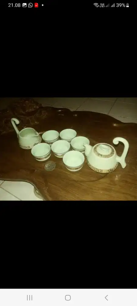 Gelas dan meja minum teh