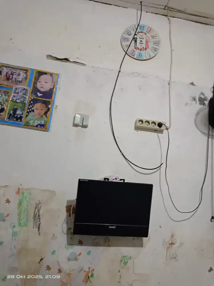 Tv bekas kondisi bagus merk akari 14 in