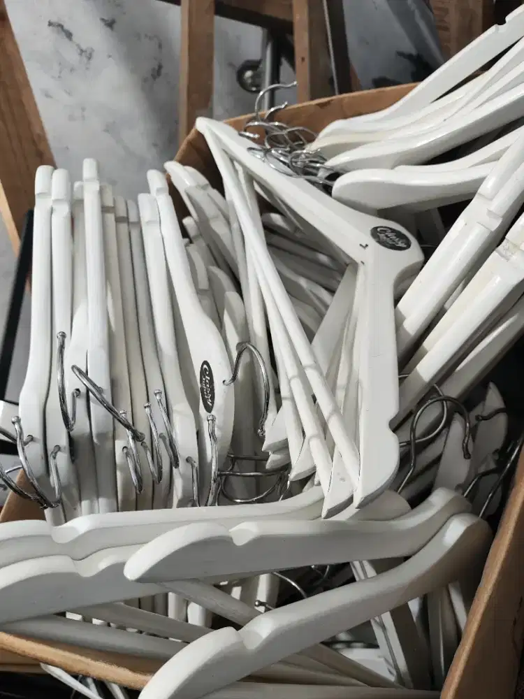 Hanger kayu putih tebal