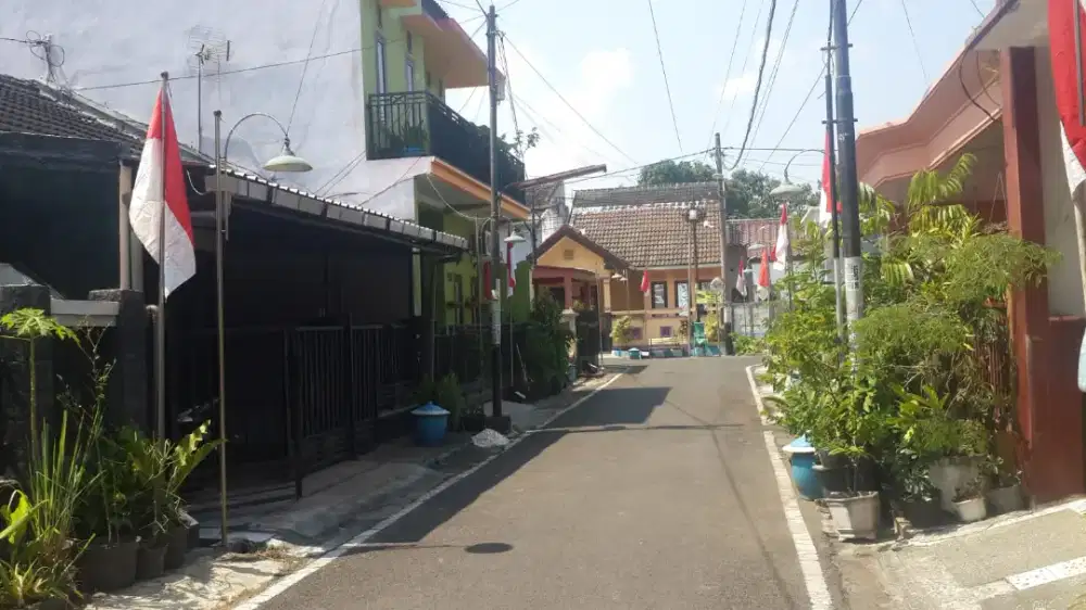 RUMAH DISEWAKAN AMAN DAN NYAMAN SAWOJAJAR 1