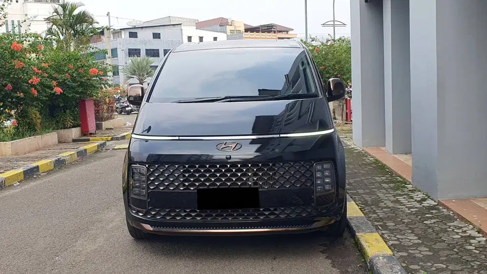 Hyundai Staria 2.2L Signature Sunroof 9 Seater Diesel 2022 Like New