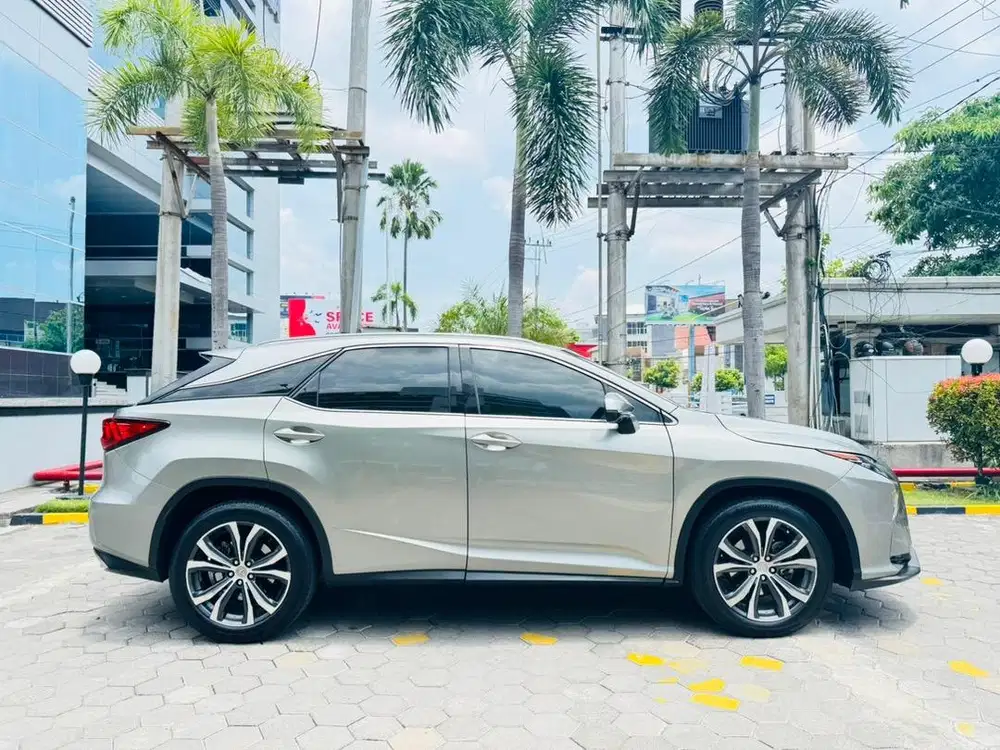 DP0 KM70rbn Lexus RX200T 2016 Luxury generasi sebelum RX300