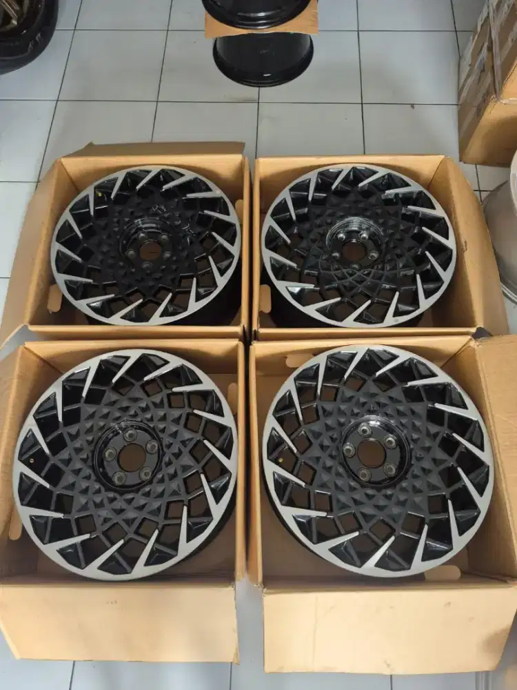 Velg orginal hyunday ioniQ R20 pcd 5×114 3 lebar 7,5 et54.5..4pcs