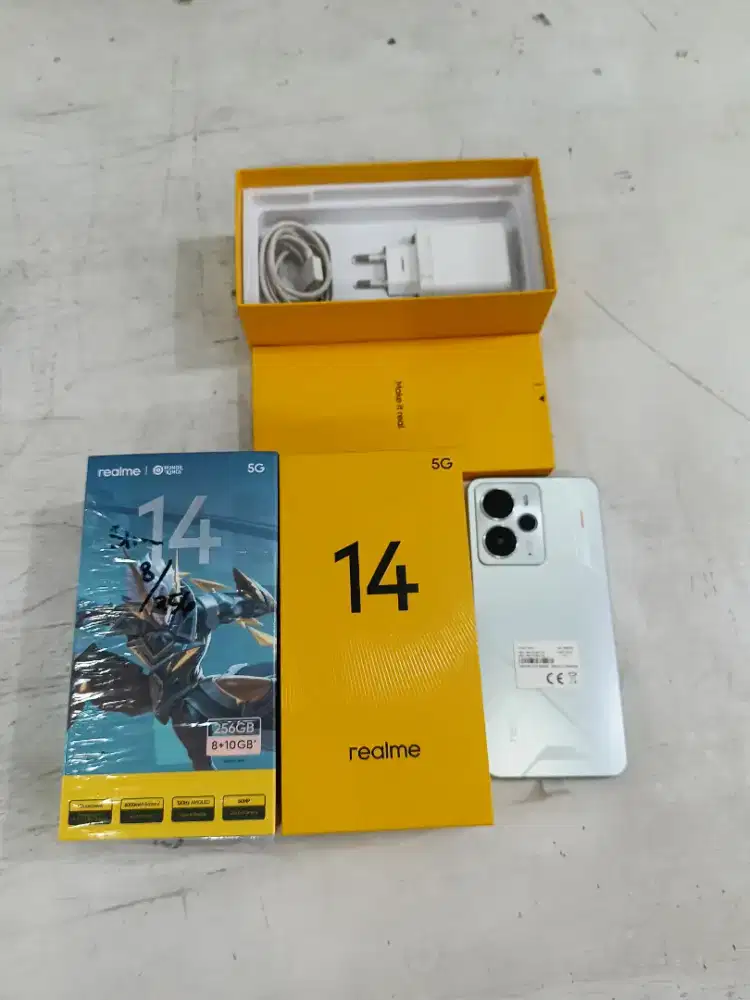 Realme 14 5G (8+8/256 GB) warna putih.
Lengkap. No bongkar2. Terawat