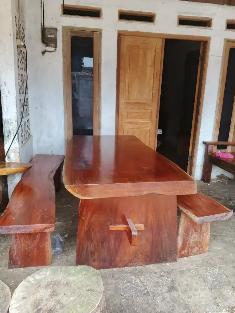 Meja makan antik teras