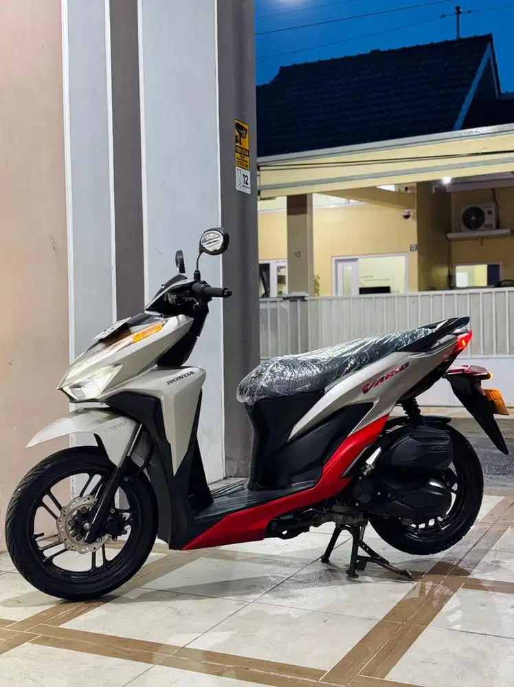 NEW VARIO 150 LED SILVER KEYLESS CBS ISS