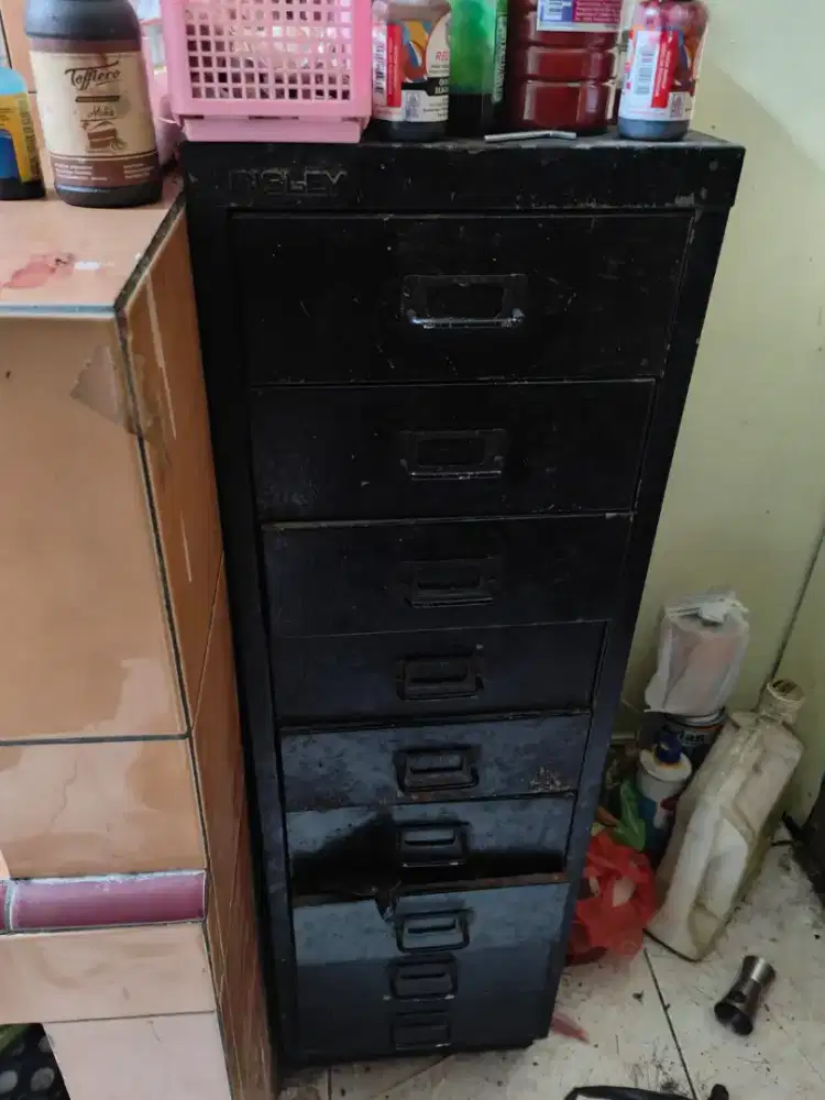 Lemari laci besi untuk perkakas