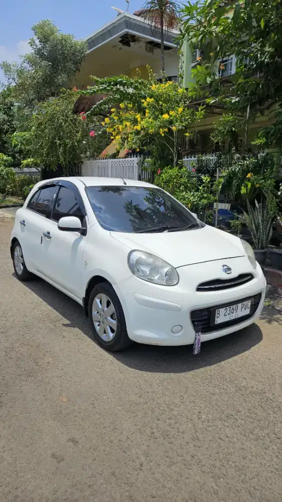 Low KM Nissan March Putih Mulus Pajak hidup Terawat Pemakaian Pribadi