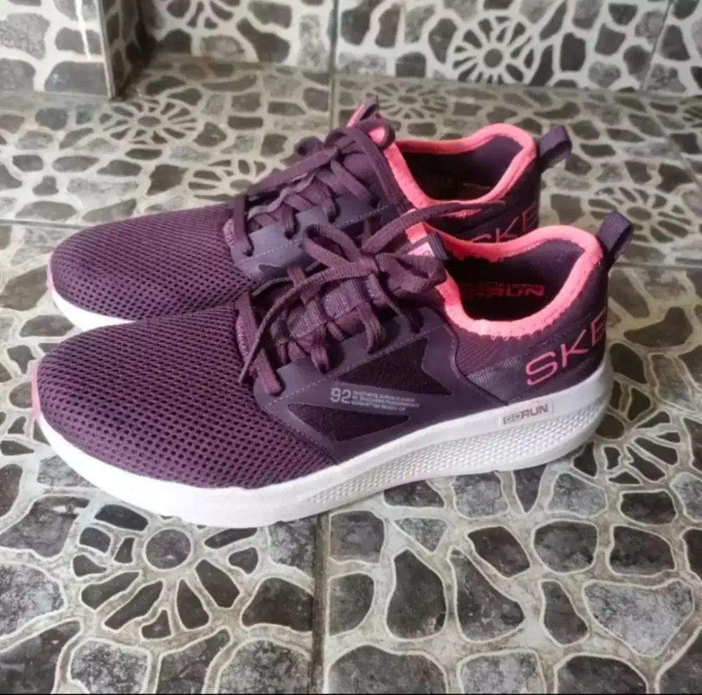 Skechers ungu tua