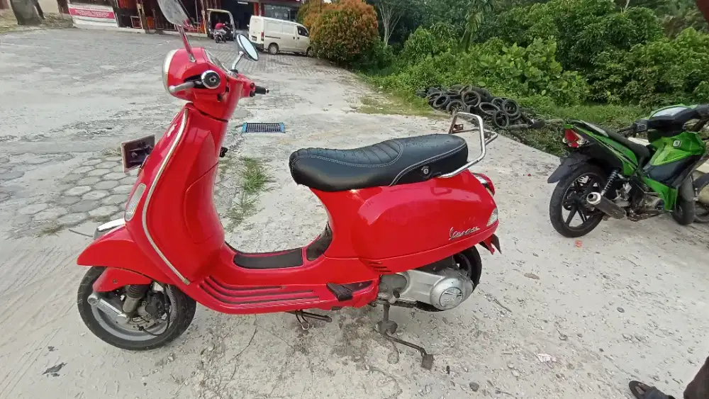 Vespa merah merona akan aku lepas jikalau berminat