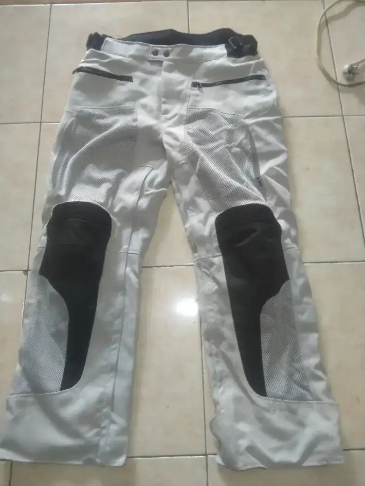 Celana touring motor merk Revit