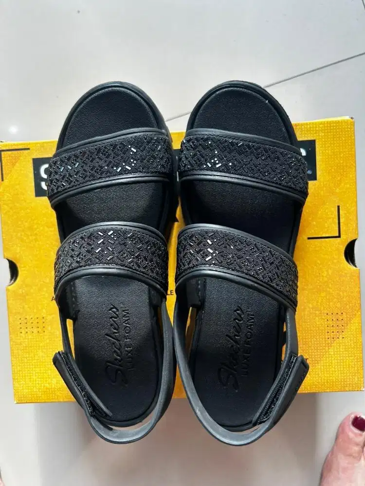 Jual sepatu sendal skechers, ukuran 38 warna hitam