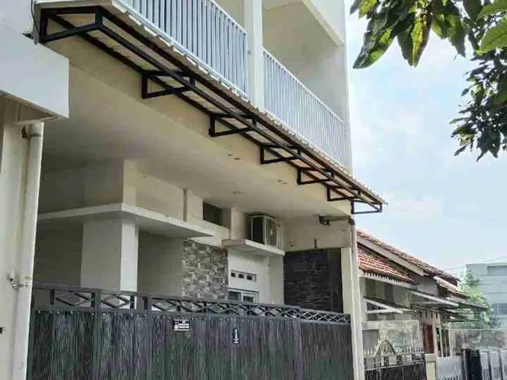 Rumah Bagus 2 Lantai Tengah Kota Strategis Dekat Ex Moro