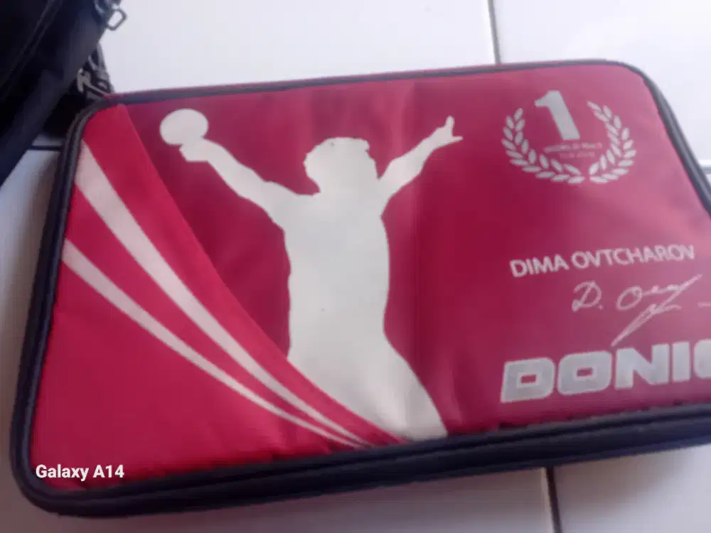 Sarung bed tennis meta dan tas tempat hanpon.