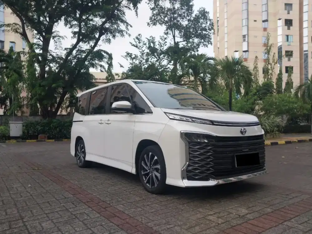 Toyota voxy 2023 luxury mpv
