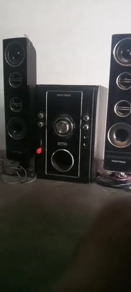 Speaker bluetooth merek Polytron.